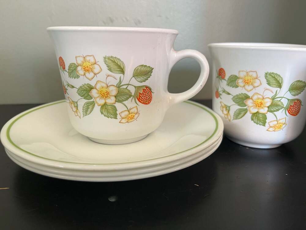 Vintage Corelle Strawberry Sundae Set of 3 Coffee Cups and Saucers - Picture 5 of 5